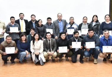 Trabajadores del sector lechero reciben certificados en Los Ríos y Los Lagos