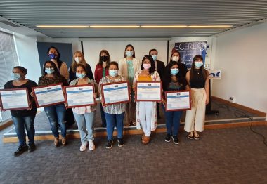 Pintoras reciben certificados de competencias en Biobío