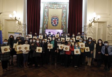 Con certificado de competencias reconocen labor de cuidadoras primarias de Santiago